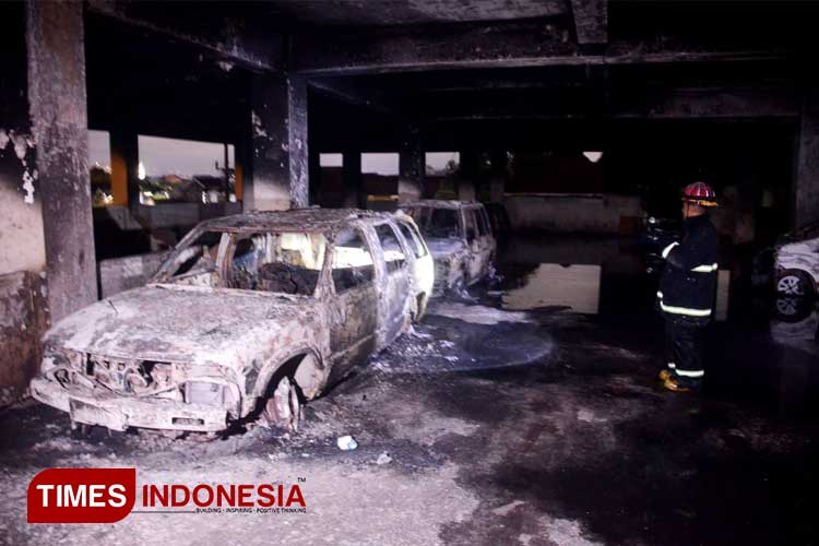 Tim Pemadam Kebakaran Kota Malang melihat unit yang terbakar di Pasar Comboran usai dilakukan pemadaman dan pendinginan area kebakaran. (Foto: Adhitya Hendra/TIMES Indonesia)