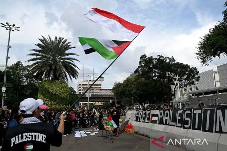 Protes Ekstrem Terhadap Krisis Gaza, Seorang Aktivis Lakukan Bakar Diri di Depan Konsulat Israel