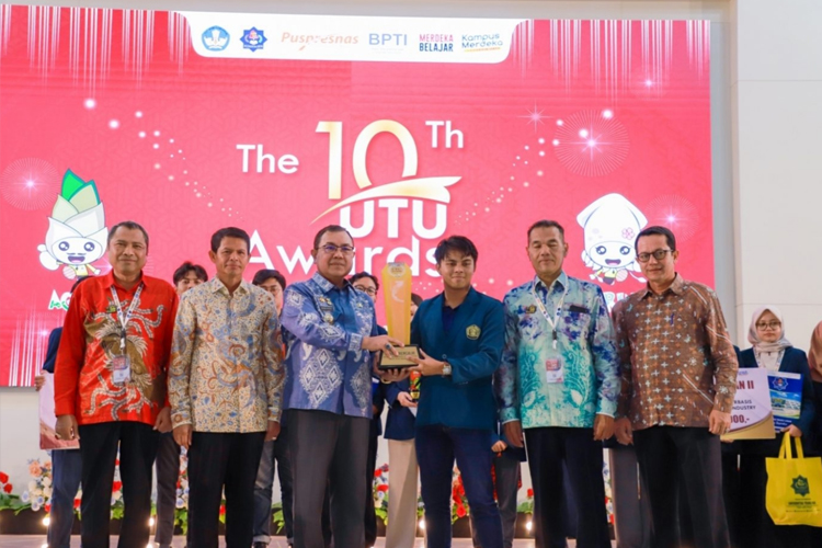 Delegasi dari Universitas Brawijaya saat menerima piala juara umum dalam UTU Award 2024. (Istimewa)