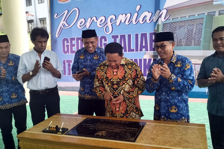 Bukti Peduli Pendidikan, Aliong Mus Hibahkan Pembangunan Gedung IT Center Unkhair Ternate