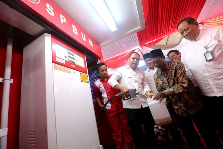 Wali Kota Surabaya Eri Cahyadi saat meresmikan SPBUN di Kecamatan Bulak. (FOTO: Dok. Humas Pemkot Surabaya)