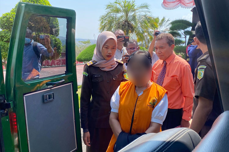 Tersangka LYL saat digiring ke mobil tahanan menuju Lapas kelas IIA Lembata. (FOTO: Kasi Penkum Kejati NTT)