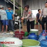 Polisi Bagikan Air Bersih ke Warga Majalengka Terdampak Kekeringan