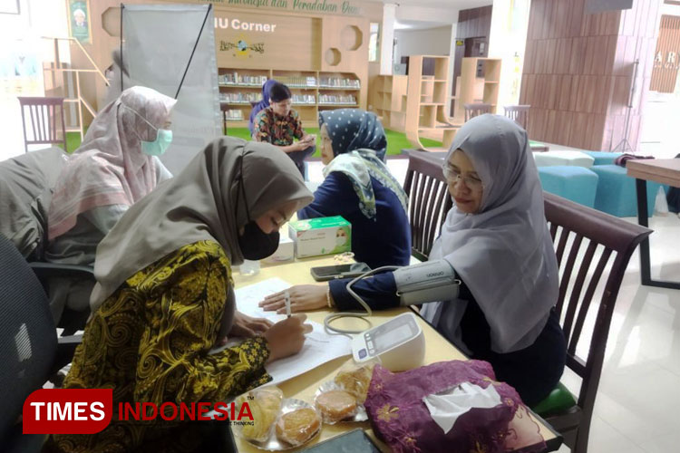 Layanan konsultasi dan pemeriksaan kesehatan gratis kepada sivitas akademika Unisma Malang sebagai rangkaian kegiatan Hari Kunjung Perpustakaan 2024. (FOTO: AJP TIMES Indonesia)