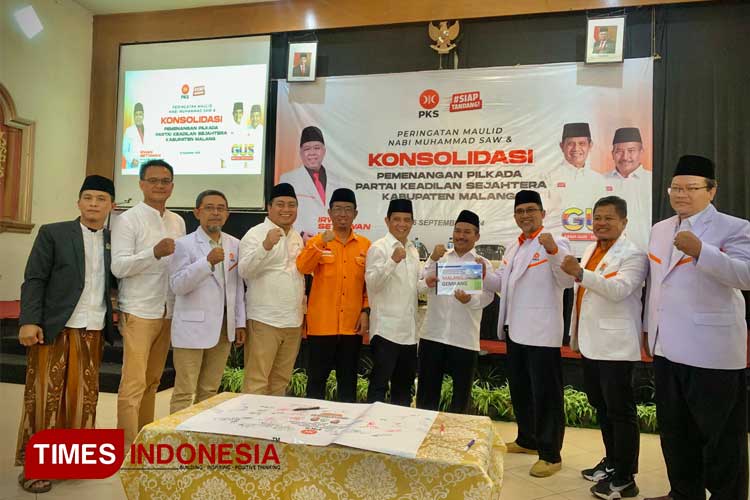 Paslon Gunawan-Umar Usman (GUS), bersama jajaran pengurus dan kader PKS Kabupaten Malang, saat acara konsolidasi pemenangan pilkada Kabupaten Malang, di Kepanjen, Senin (16/9/2024). (Foto: Amin/TIMES Indonesia)