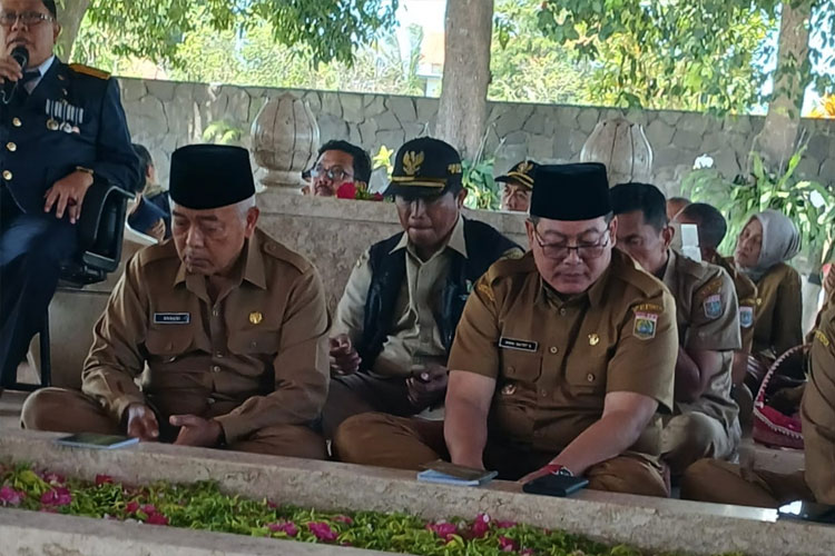 Bareng Ratusan Kades, Bupati Sanusi Ziarah Makam Bung Karno