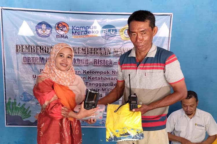 Fakultas Pertanian Universitas Trunojoyo Madura Kenalkan Fish Finder dan GPS untuk Nelayan di Sampang