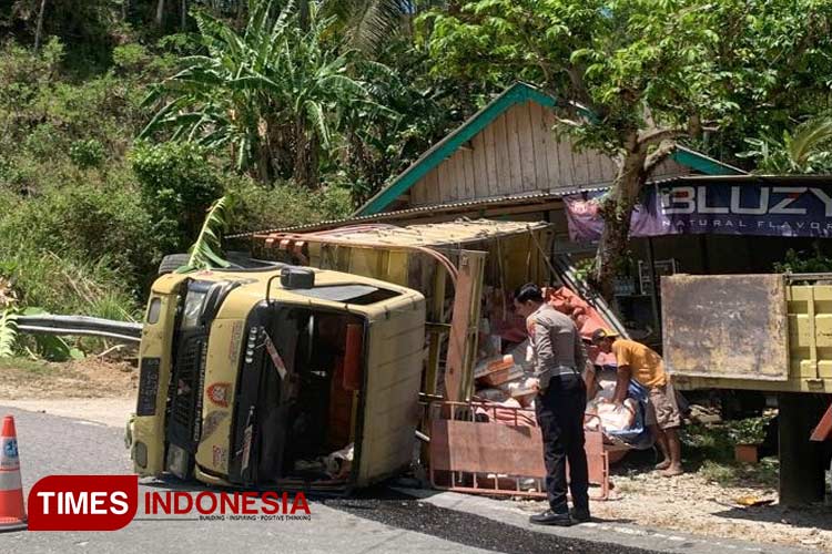 Kecelakaan Lalu Lintas di Jalur JLS Pacitan-Trenggalek, Truk Rem Blong Tabrak Teras Rumah