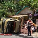 Kecelakaan Lalu Lintas di Jalur JLS Pacitan-Trenggalek, Truk Rem Blong Tabrak Teras Rumah