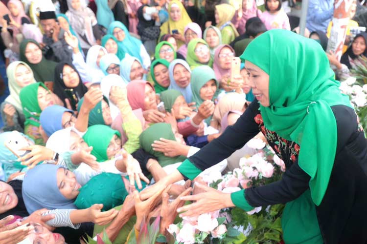 Khofifah Ajak Muslimat NU Jember Perbanyak Sedekah, Bantu Entaskan Kemiskinan Ekstrem