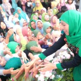 Khofifah Ajak Muslimat NU Jember Perbanyak Sedekah, Bantu Entaskan Kemiskinan Ekstrem