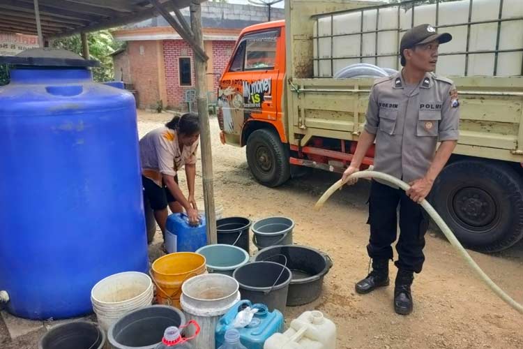 Polres Pacitan Salurkan 9 Ribu Liter Air Bersih untuk Warga Kalikuning yang Kekeringan