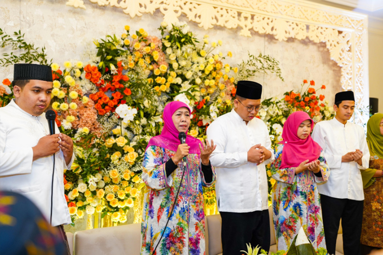 Segera Nikahkan Putra Ketiganya, Khofifah Ziarah Makam dan Gelar Yatiman