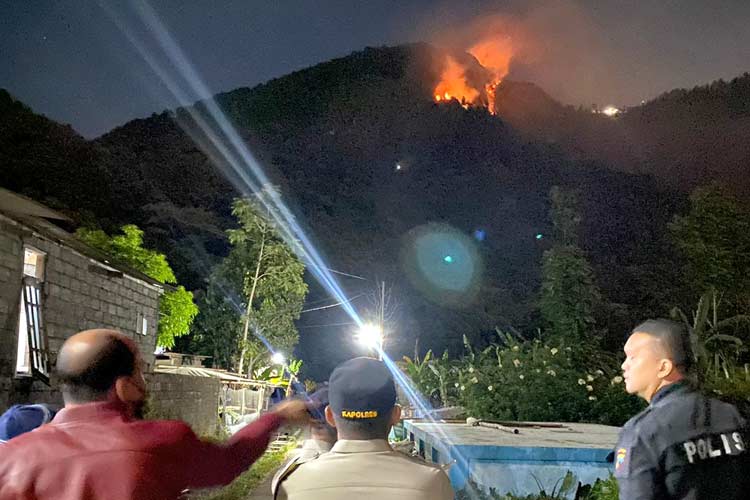 Tim Gabungan Padamkan Kebakaran di Gunung Telomoyo, Polda Jateng: Tidak Ada Korban