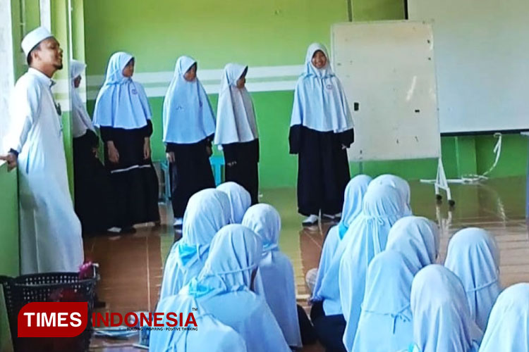 Mahasiswa PBSI FKIP Unisma Malang Kenalkan Bahasa Indonesia di Darul Muhmin School, Satun, Thailand