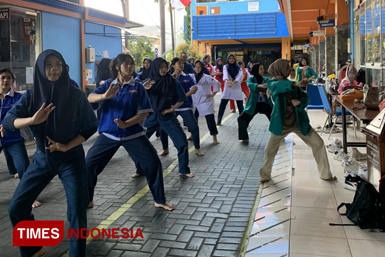 Mahasiswa KSM-E UKM Seni Tari Unisma Malang melatih siswa siswi SMK PGRI 3 Malang tari Geger Bumi Wengker.