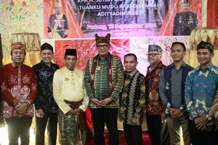 Jaga Harmonisnya Paguyuban di Kota Bontang, Basri Rase Dapat Simbol Kehormatan Minang