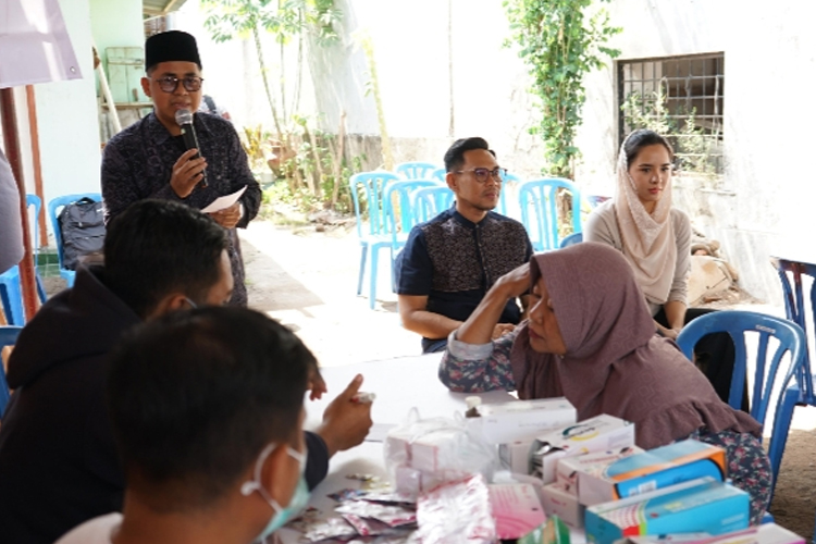 Suasan kegiatan pemeriksaan kesehatan gratis yang diselenggarakan Bakal Calon Bupati Lombok Barat Nauvar Furqani Farinduan dan Yayasan HBK Peduli. (FOTO: Meton Farin for TIMES Indonesia)