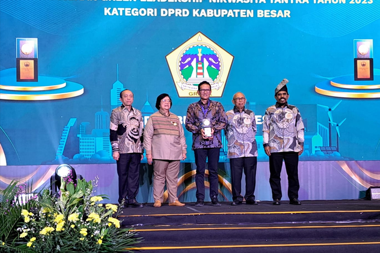 Kolaborasi dengan DLH, DPRD Gresik Terima Penghargaan dari KLHK RI