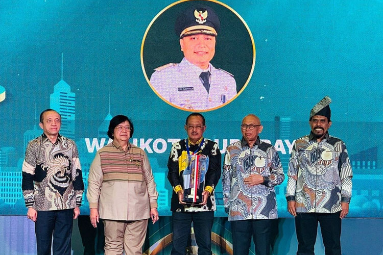 Wali Kota Surabaya Terima Penghargaan KLHK RI, Terbaik Pengelolaan Lingkungan Hidup