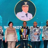 Wali Kota Surabaya Terima Penghargaan KLHK RI, Terbaik Pengelolaan Lingkungan Hidup