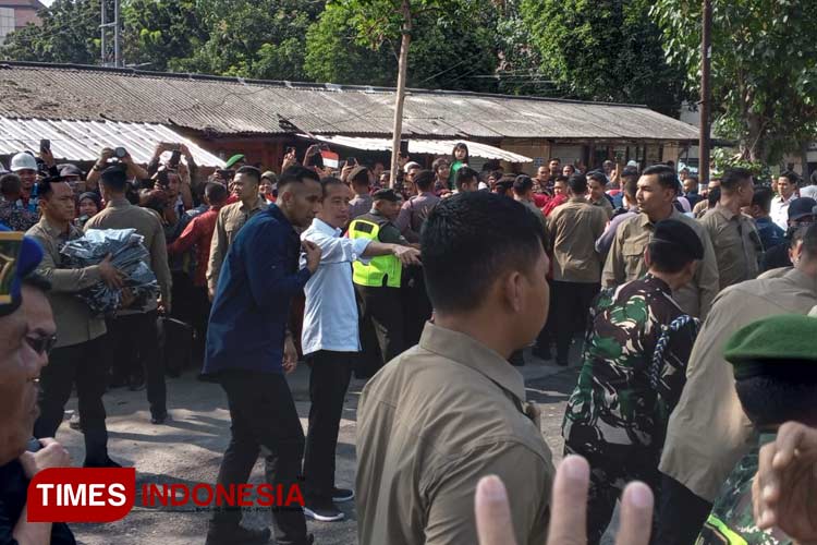 Antusiasme Masyarakat Sambut Kedatangan Jokowi di Pasar Dukuh Kupang Surabaya