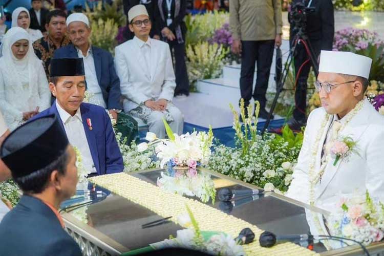 Disaksikan Jokowi, Putra Ketiga Khofifah Sah Melepas Masa Lajang