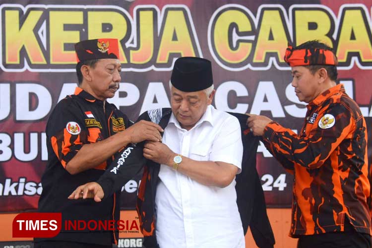 Hadir Bersama Elit Parpol Pengusung, Petahana Sanusi Didapuk Anggota Kehormatan PP