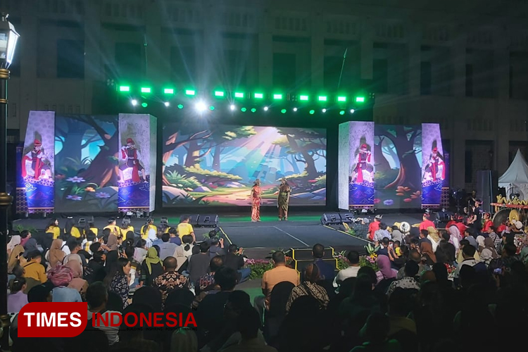 Pagelaran Ludruk Kolaborasi Gen-Z bertajuk ‘Aji Saka Surapringga Geger Ing Bhumi Karembangan’ di Plaza Internatio, Kota Lama Surabaya, pada Jumat malam (20/9/2024). (foto: M Tsabit Taqy Izdihari/TIMES Indonesia)
