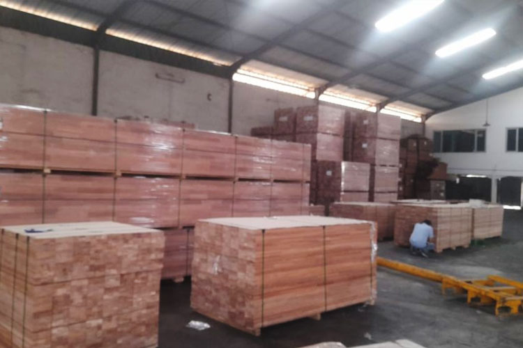 Suasana pergudangan PT Darmi Bersaudara Tbk (KAYU) yang bergerak dalam sektor ekspor kayu. (Foto: Dok.Darmi Bersaudara)