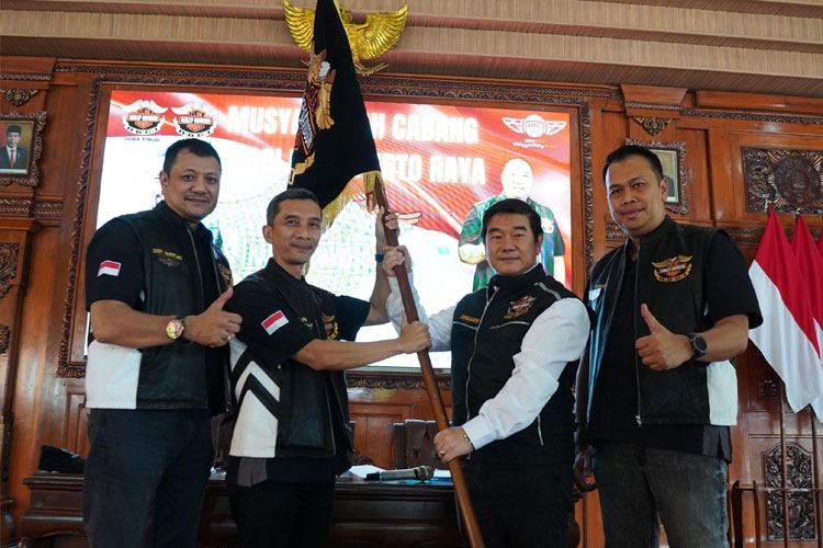 CEO PT Kitoshindo International Biotech, Soegianto saat menerima mandat sebagai Ketua HDCI Mojokerto Raya usai musyawarah cabang di Pendopo Rumah Rakyat Sabha Kridatama, Kota Mojokerto. (FOTO: dok HDCI Mojokerto Raya)