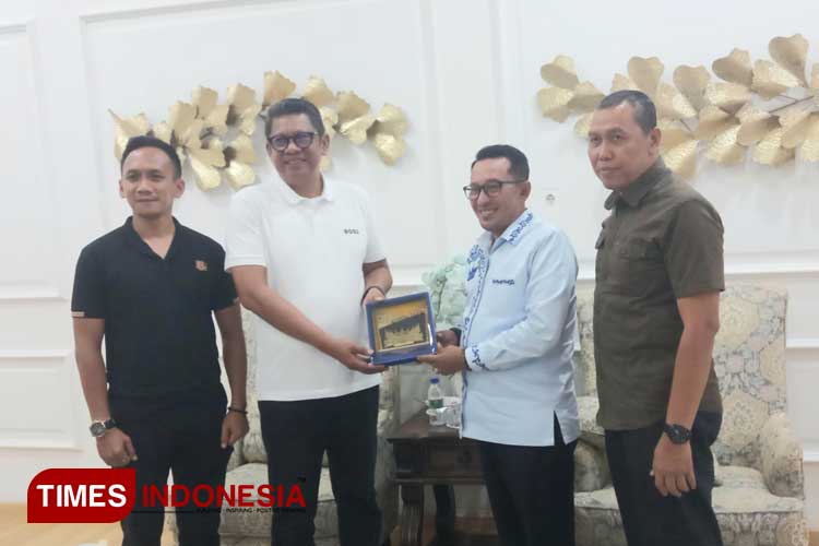Bupati Tanah Datar, Eka Putra menyerahkan plakat kepada Wali Kota Bontang Basri Rase. (Foto: Kusnadi/TIMES Indonesia)