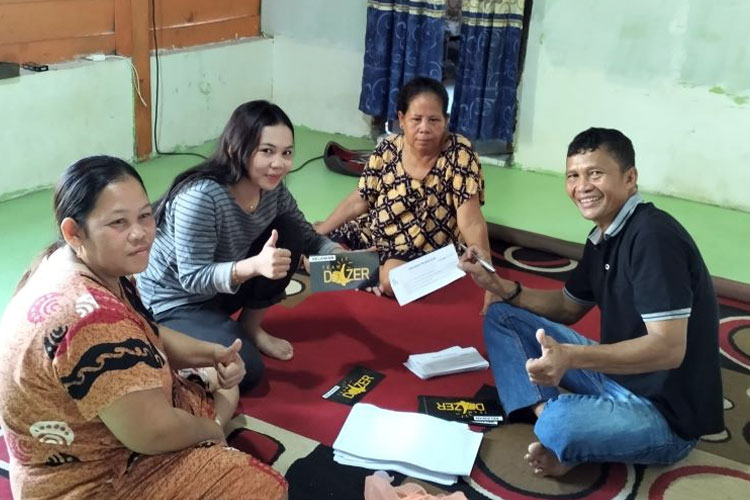 Relawan DTDC Tim Dozer melakukan sosialisasi di salah satu rumah warga di Desa Baruga, Kecamatan Malili, Kab Luwu Timur. (Foto: Andalan Hati)
