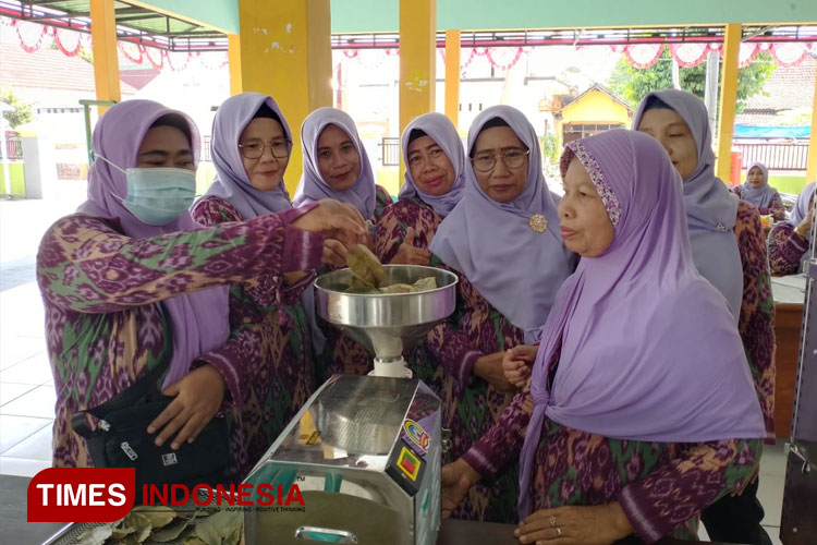 Keren! STIKes Husada Jombang Ajari Ibu-Ibu PKK Produksi Produk Inovatif Kesehatan dari Bahan Alami