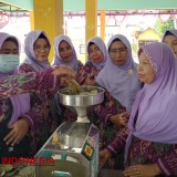 Keren! STIKes Husada Jombang Ajari Ibu-Ibu PKK Produksi Produk Inovatif Kesehatan dari Bahan Alami