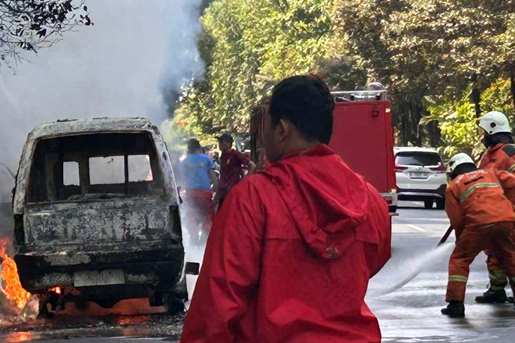 Diiringi Ledakan, Angkutan Umum di Surabaya Hangus Terbakar