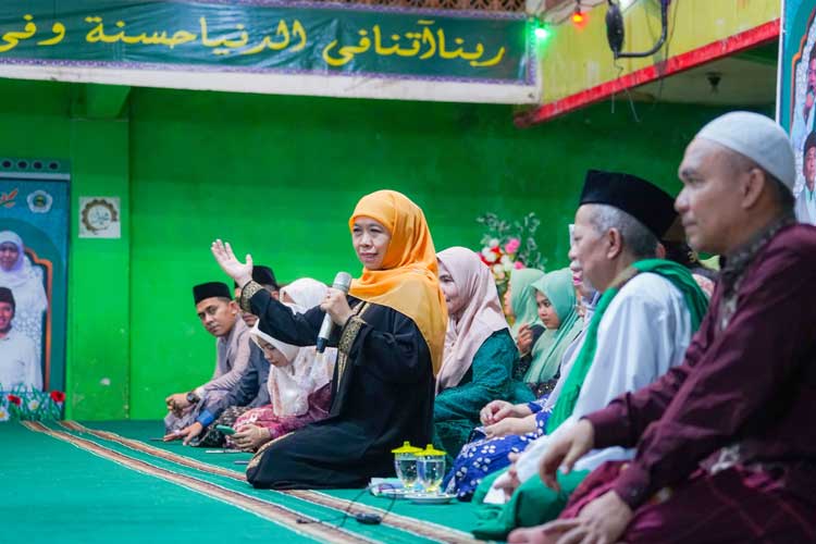 Khofifah Ajak Santri Jemput Indonesia Emas 2045 dengan Akhlak Mulia