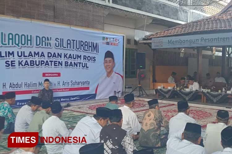Kegiatan halaqah dan Silaturahim Alim Ulama dan Rois se Kabupaten Bantul, KH Yasin Nawawi, dan bakal calon Bupati Bantul Abdul Halim Muslih. (Foto: Edis/TIMES Indonesia)