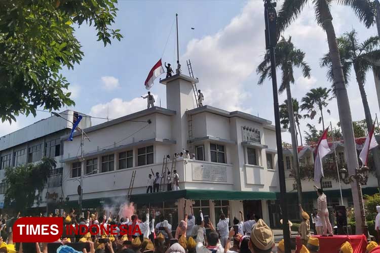 Kenang Sejarah, Pemkot Surabaya Gelar Aksi Teatrikal Perobekan Bendera di Eks Hotel Yamato