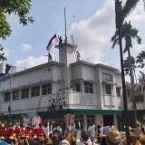 Kenang Sejarah, Pemkot Surabaya Gelar Aksi Teatrikal Perobekan Bendera di Eks Hotel Yamato