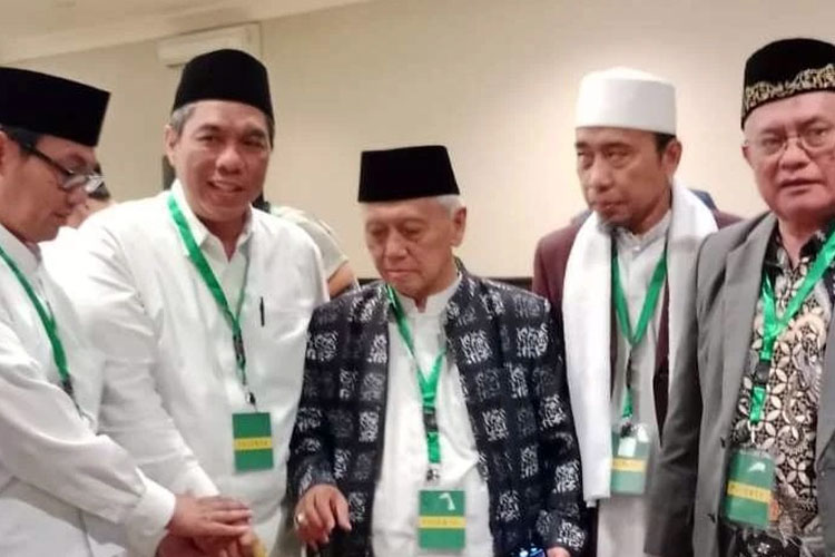 KH Zulfa Mustofa (Wakil Ketua Umum PBNU) bersama sejumlah kiai tarekat seperti KH A Chalwani Nawawi Berjan, Purworejo (tengah). (FOTO: dok)