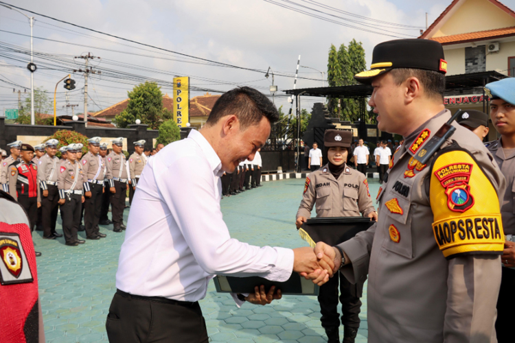 Berprestasi Dalam Menjalankan Tugas, Anggota Polresta Banyuwangi Diganjar Penghargaan