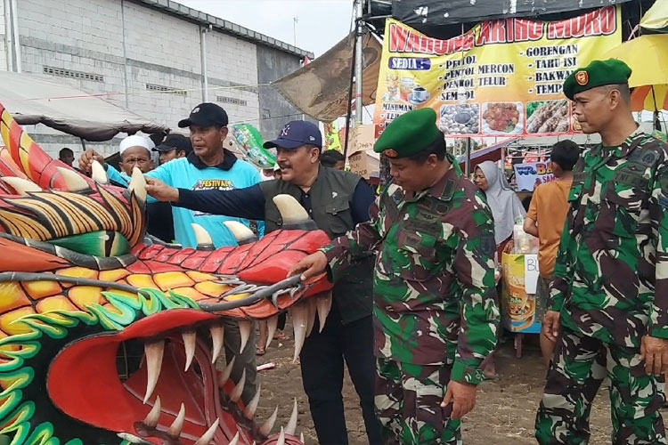 Atraksi Layang-Layang Raksasa Pukau Pengunjung di Festival Nasional Gresik