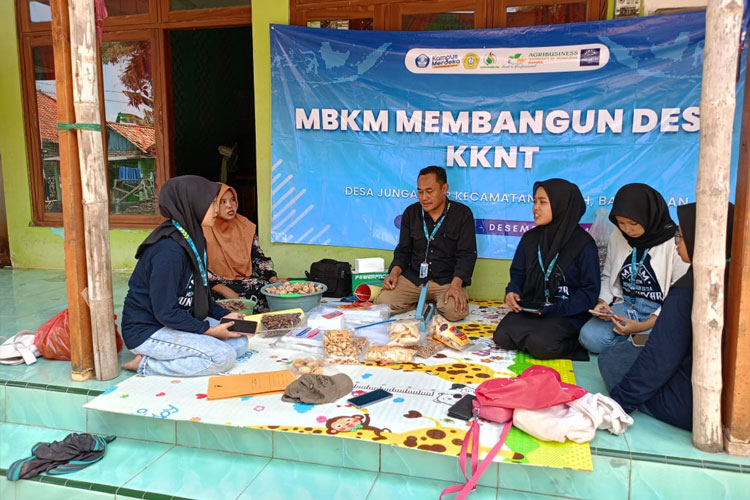 Mahasiswa Universitas Trunojoyo Madura Lakukan Pendampingan UMKM Kerupuk di Bangkalan