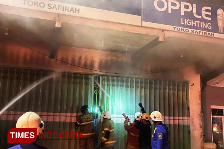 Toko Elektronik di Bondowoso Terbakar, Kerugian Ditaksir Setengah Miliar Rupiah