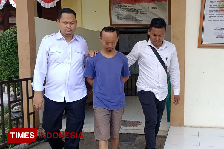 Satreskrim Polres Bondowoso Serahkan Perangkat Desa Tersangka Korupsi Hibah ke Kejaksaan