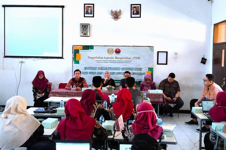 Tim PKM Unesa Edukasi Pemanfaatan Google Sites untuk Guru Sidoarjo