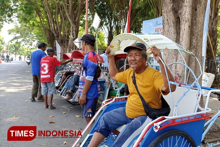 Kisah Tukang Becak Banyuwangi Bertahan di Tengah Dominasi Ojek Online