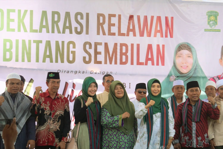 Calon Gubernur dan Wakil Gubernur NTB Sitti Rohmi Djalilah dan HW Musyarifin saat menghadiri acara deklarasi dukungan dari Relawan Bintang Sembilan di Lombok Tengah. (FOTO: Tim Media RF)