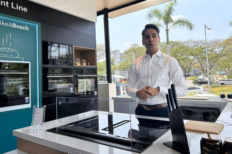 Presiden Direktur Bosch Home Appliances Indonesia, Anil Narula, memaparkan product knowledge saat Grand Opening Bosch Home Experience Center di Surabaya, Selasa (24/9/2024).(Foto : Lely Yuana/TIMES Indonesia)